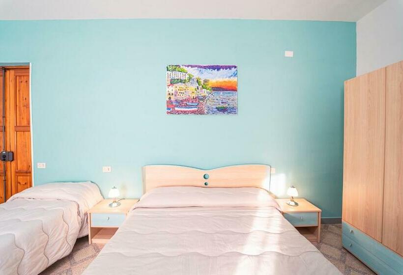 غرفة قياسية رباعية مزودة بشُرفة, Tra I Monti