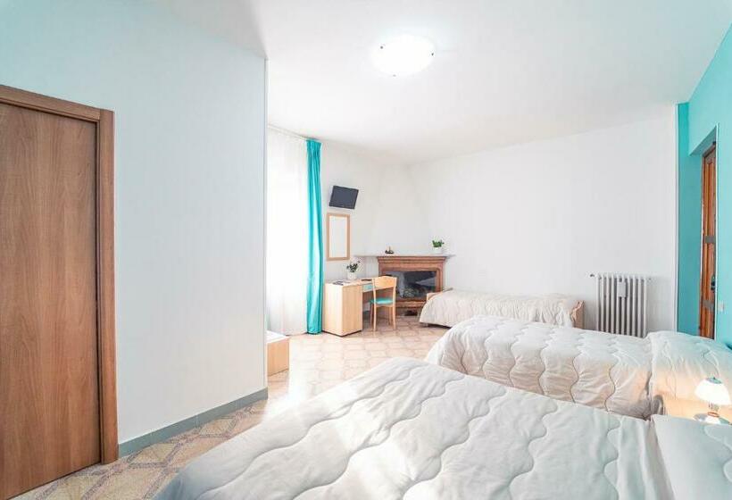 غرفة قياسية رباعية مزودة بشُرفة, Tra I Monti