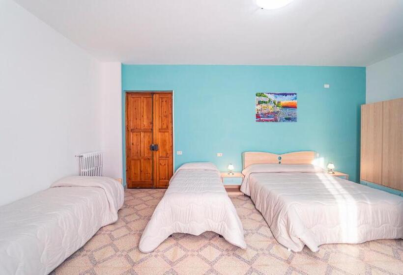 غرفة قياسية رباعية مزودة بشُرفة, Tra I Monti