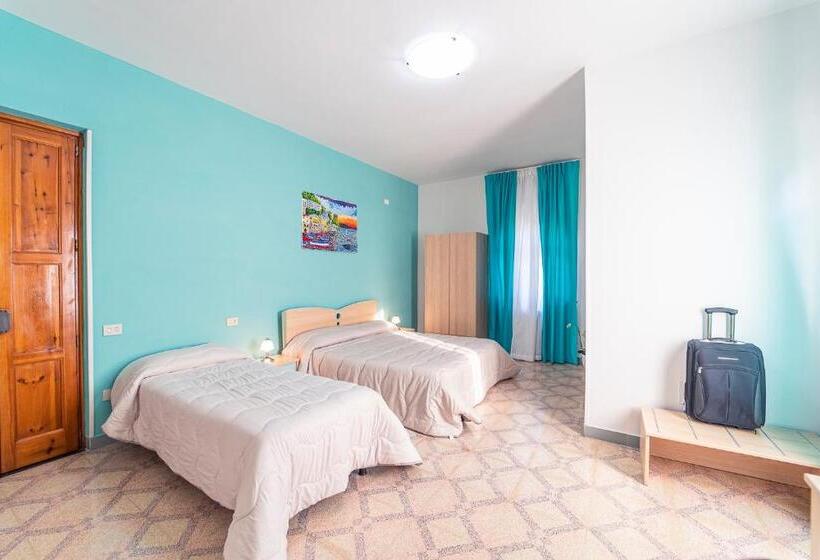 غرفة قياسية رباعية مزودة بشُرفة, Tra I Monti