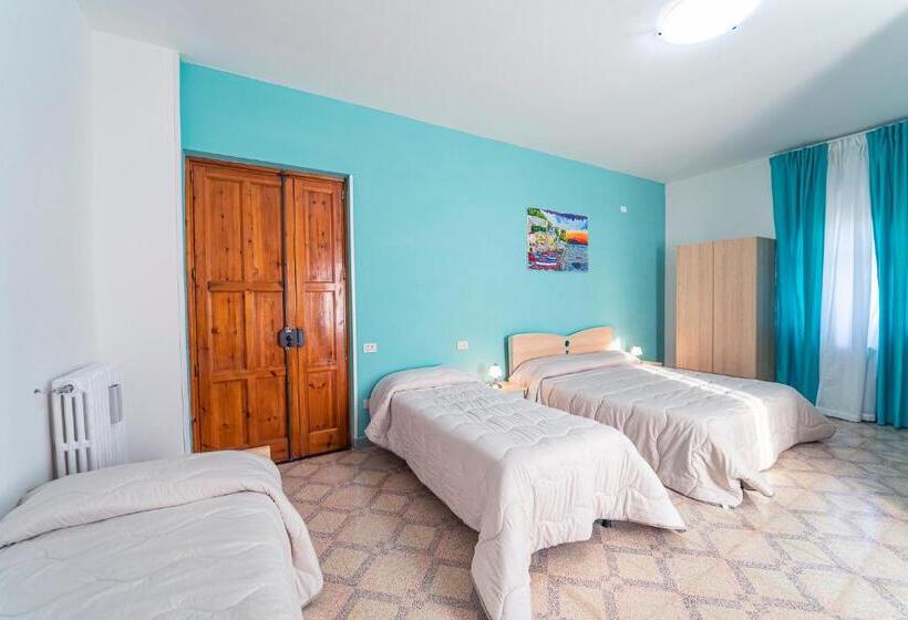 غرفة قياسية رباعية مزودة بشُرفة, Tra I Monti