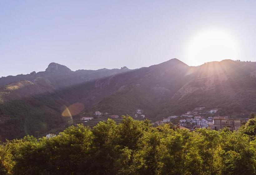 غرفة قياسية رباعية مزودة بشُرفة, Tra I Monti