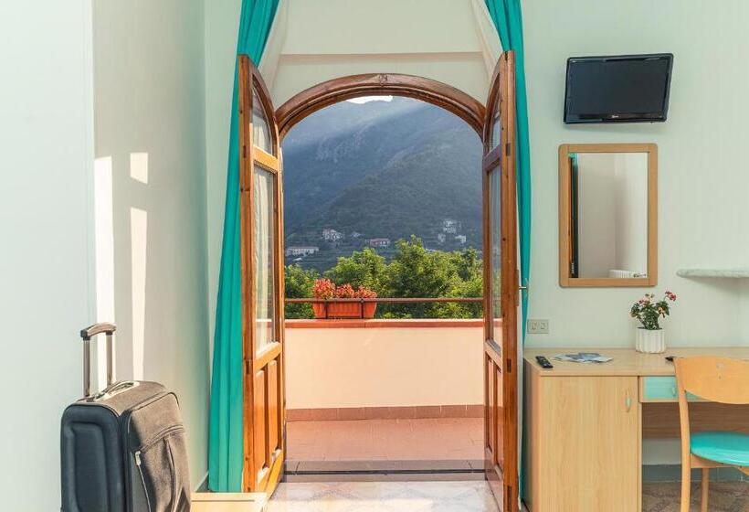 غرفة قياسية رباعية مزودة بشُرفة, Tra I Monti