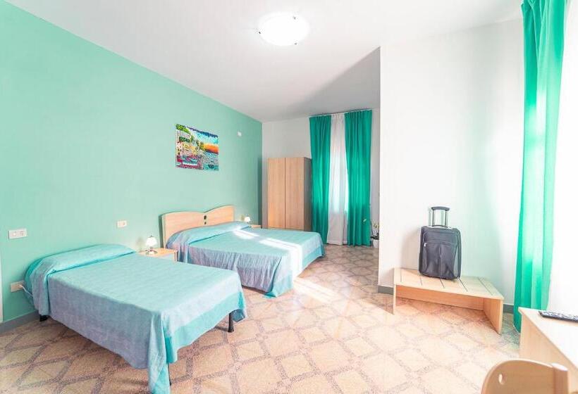 غرفة قياسية رباعية مزودة بشُرفة, Tra I Monti