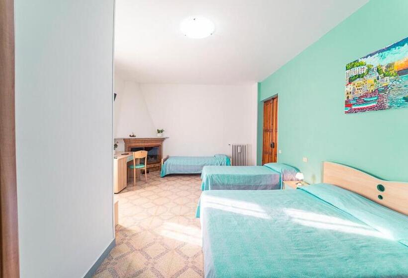 חדר לארבעה סטנדרטי עם מרפסת, Tra I Monti