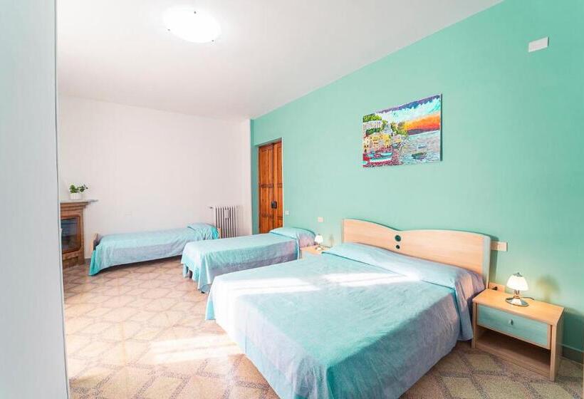 חדר לארבעה סטנדרטי עם מרפסת, Tra I Monti