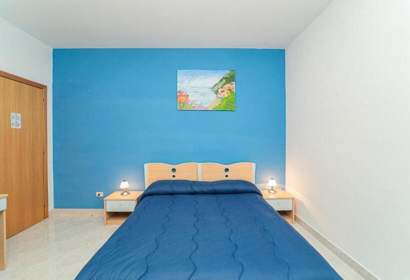 חדר בסיסי לשלושה, Tra I Monti