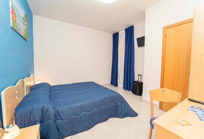 غرفة أساسية ثلاثية, Tra I Monti