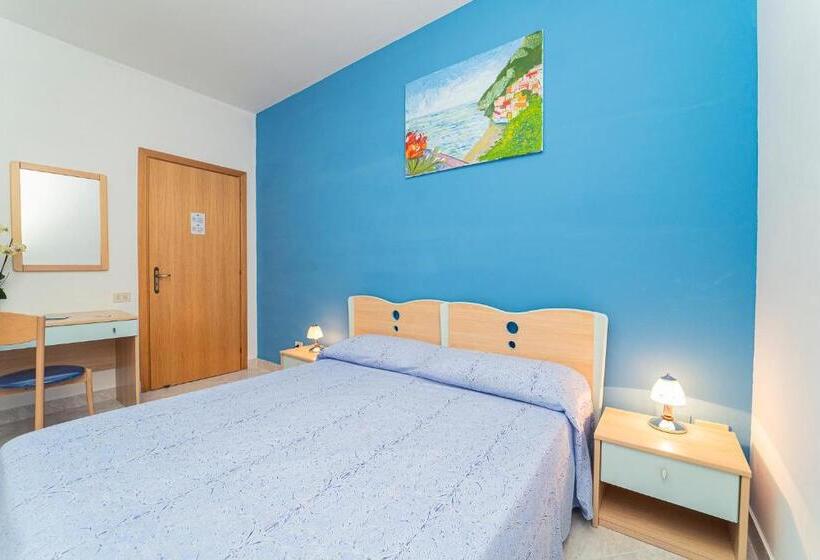 חדר בסיסי לשלושה, Tra I Monti