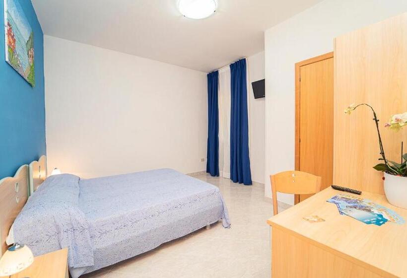 غرفة أساسية ثلاثية, Tra I Monti