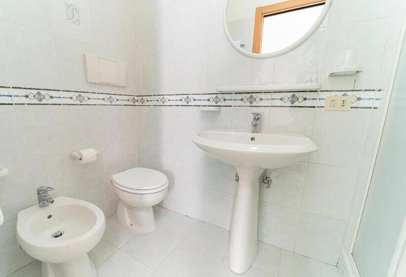 غرفة قياسية سرير كينج, Tra I Monti