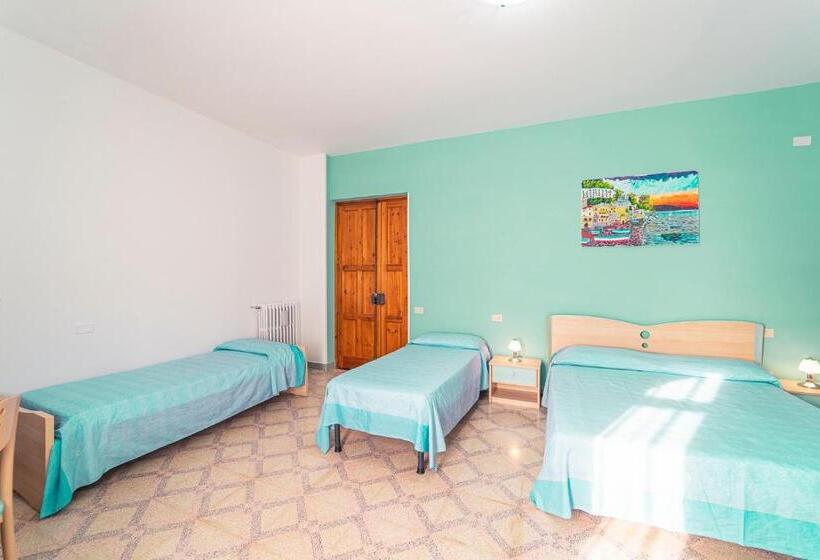 חדר לארבעה סטנדרטי עם מרפסת, Tra I Monti