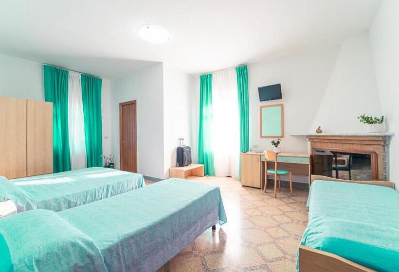 غرفة قياسية رباعية مزودة بشُرفة, Tra I Monti