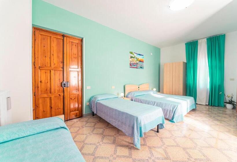 غرفة قياسية رباعية مزودة بشُرفة, Tra I Monti