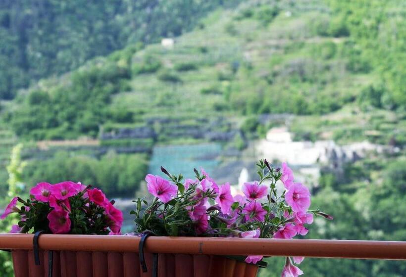 غرفة قياسية رباعية مزودة بشُرفة, Tra I Monti