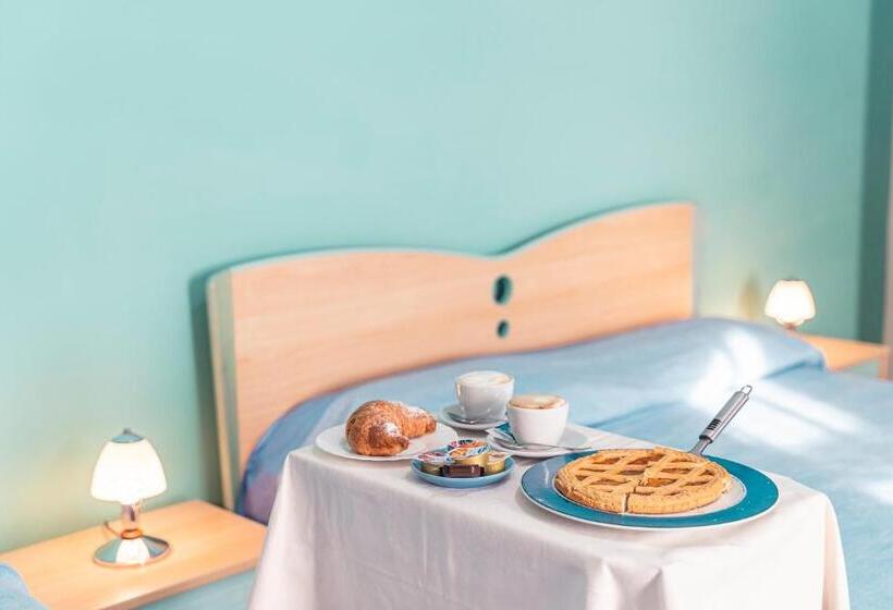 غرفة قياسية رباعية مزودة بشُرفة, Tra I Monti