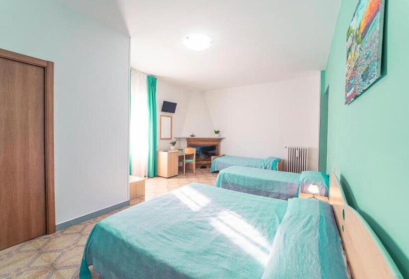 غرفة قياسية رباعية مزودة بشُرفة, Tra I Monti