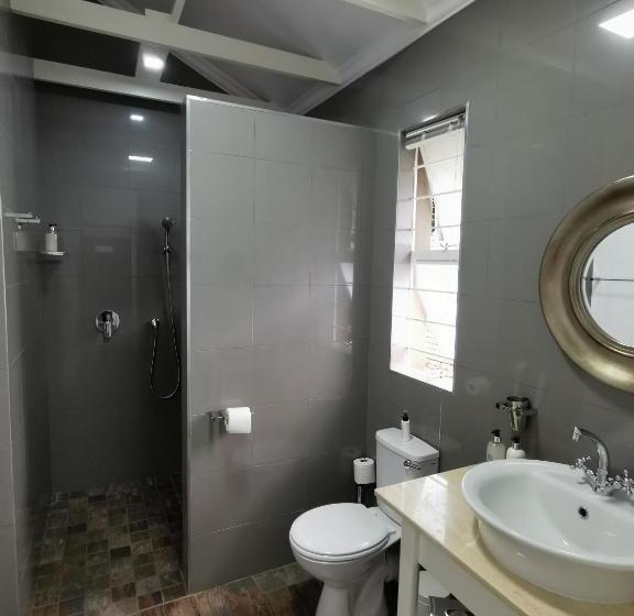 סוויטה, At 98 On Lynburn Guest House