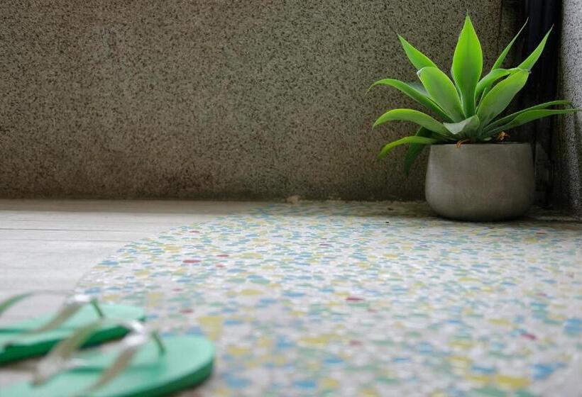 اتاق سوپریور با بالکن, Owlstay Flip Flop Hostel Garden