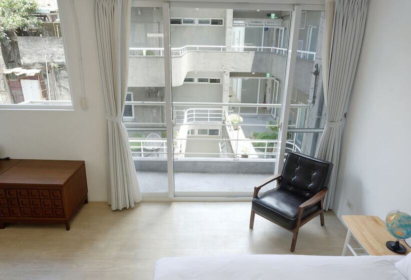 اتاق سوپریور با بالکن, Owlstay Flip Flop Hostel Garden