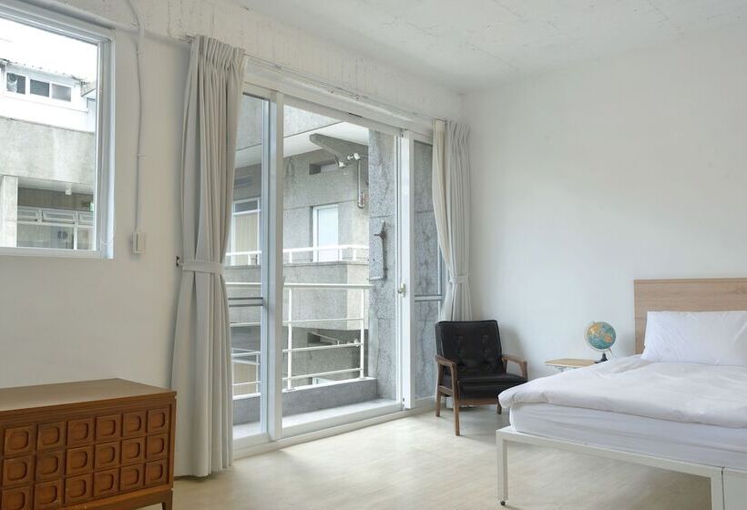 اتاق سوپریور با بالکن, Owlstay Flip Flop Hostel Garden