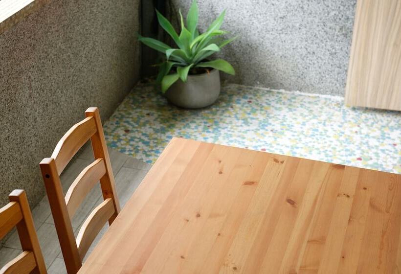 اتاق سوپریور با بالکن, Owlstay Flip Flop Hostel Garden