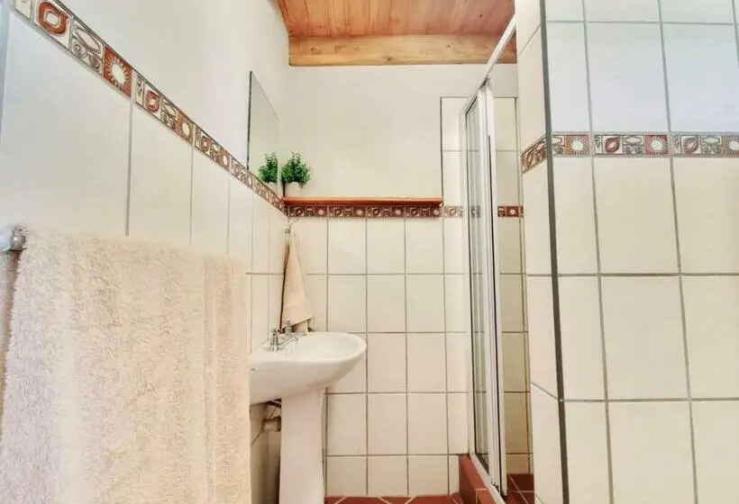 استودیوی استاندارد, Kwetu Guest Farm