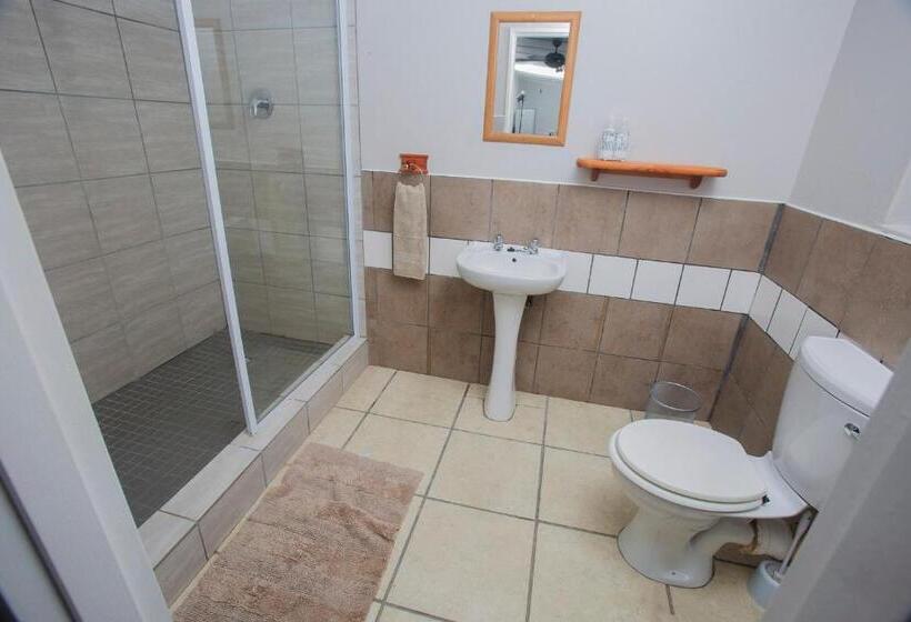 חדר סטנדרט לארבעה, Kwetu Guest Farm