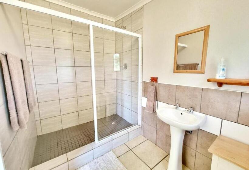 חדר סטנדרט לארבעה, Kwetu Guest Farm