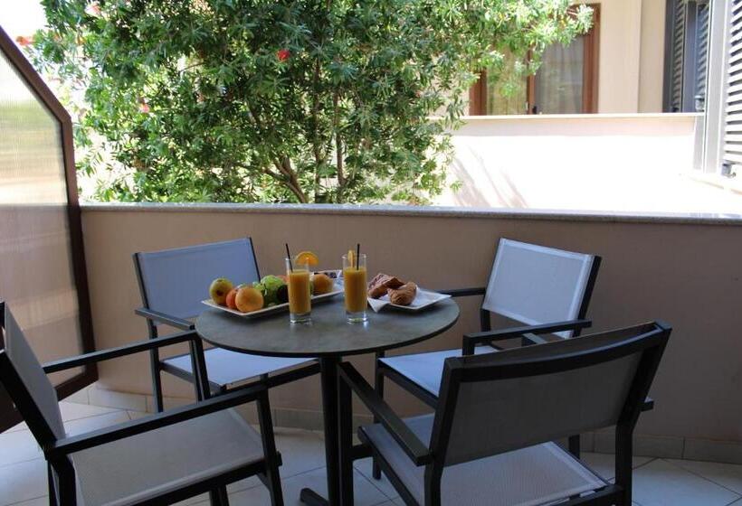 Семейный Номер, Meliton Inn Hotel & Suites By The Beach