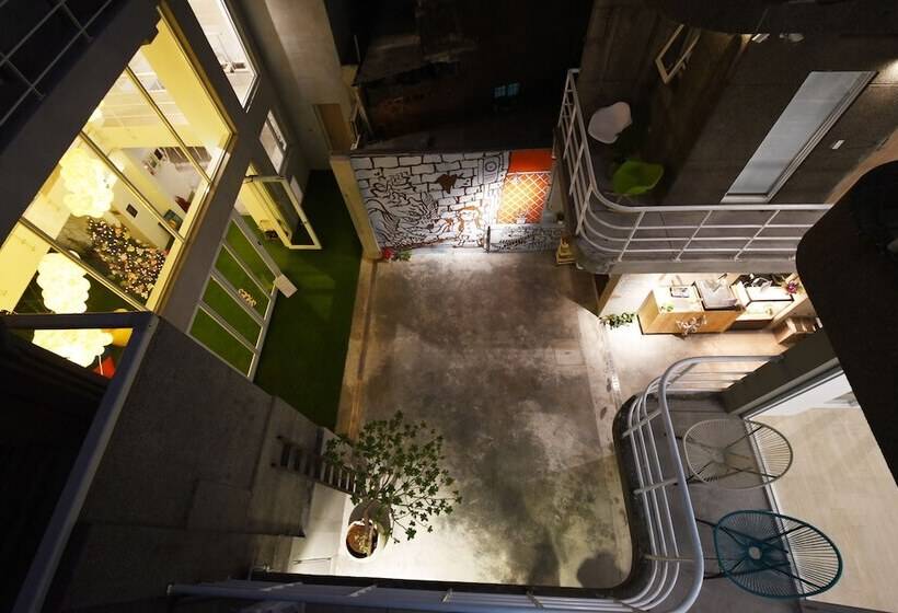 اتاق سوپریور با بالکن, Owlstay Flip Flop Hostel Garden