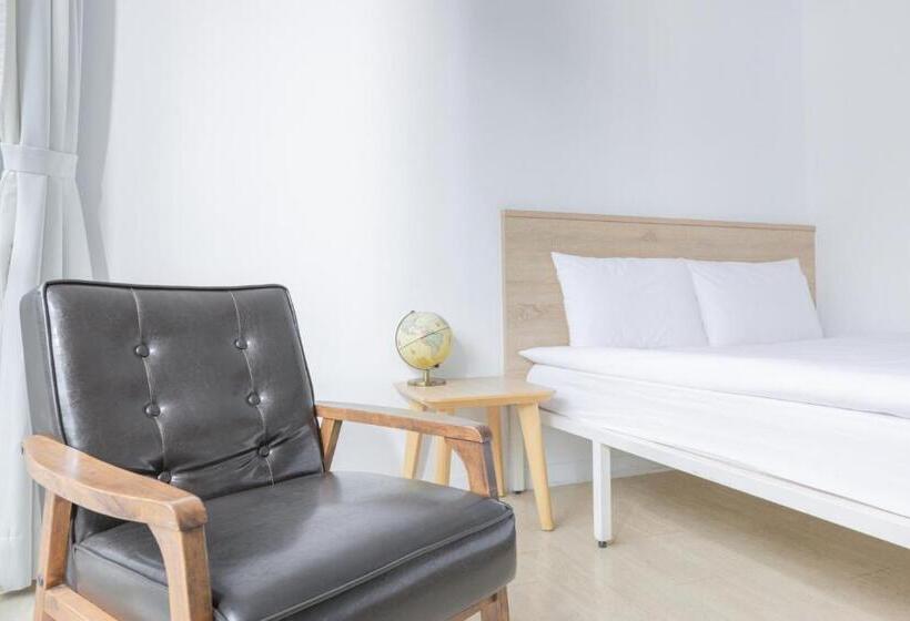 اتاق سوپریور با بالکن, Owlstay Flip Flop Hostel Garden