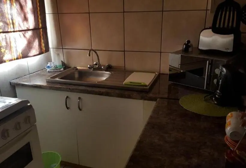 Huoneisto 1 Makuuhuone, African Sky Guest House