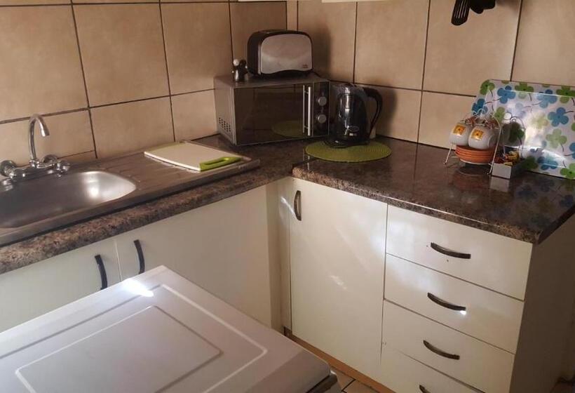 شقة غرفة واحدة, African Sky Guest House