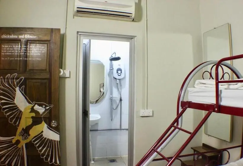 اتاق استاندارد سه نفره, Birdnest Guesthouse, Gaia Rooftop Cafe