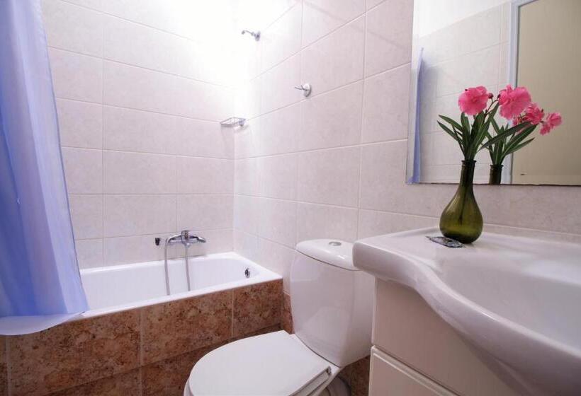 スタンダードスタジオ, Ampavris Family Apartments