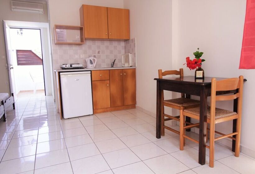 スタンダードスタジオ, Ampavris Family Apartments