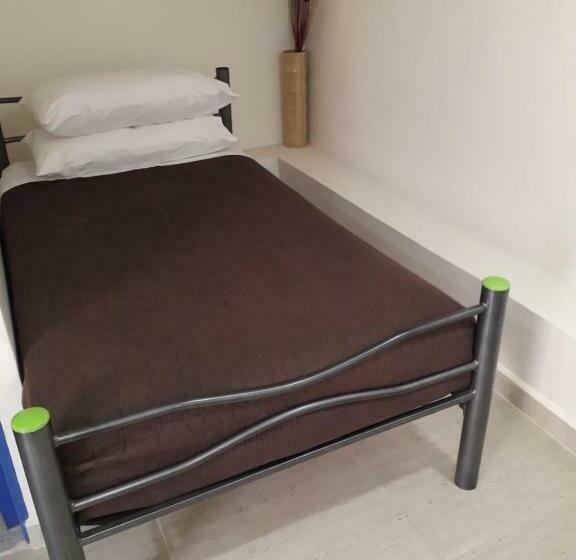 اتاق استاندارد, Hard Road Atacama