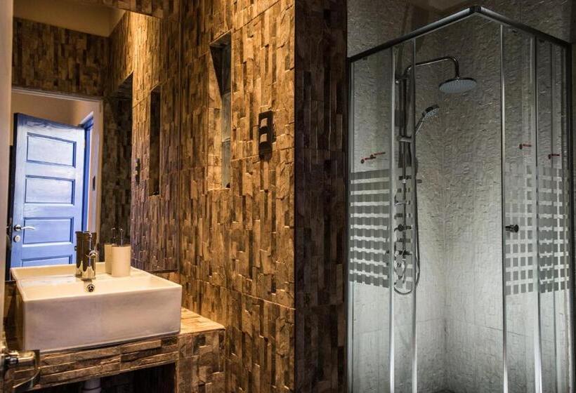 اتاق سوپریور, Hard Road Atacama