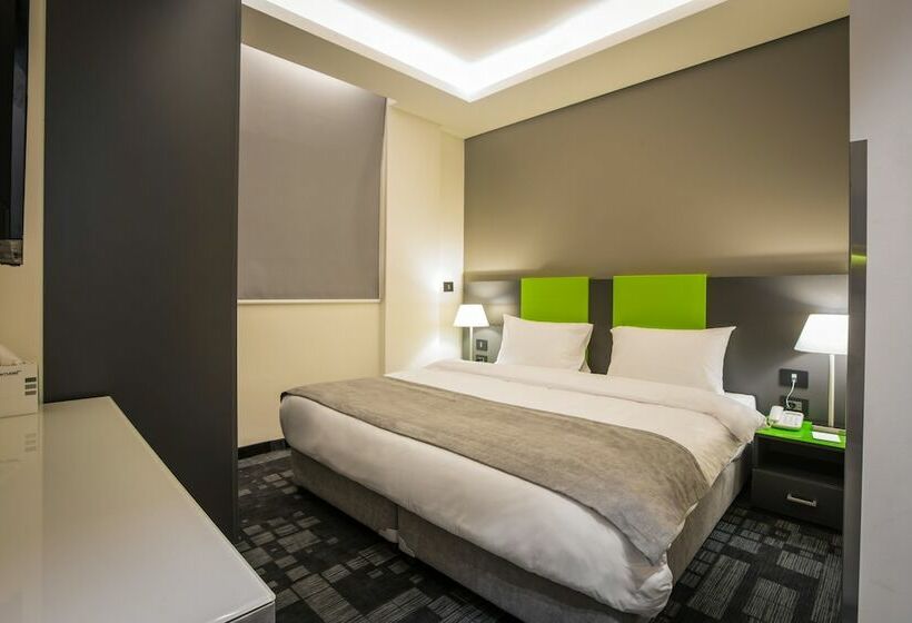 سوییت جونیور, Studio 44