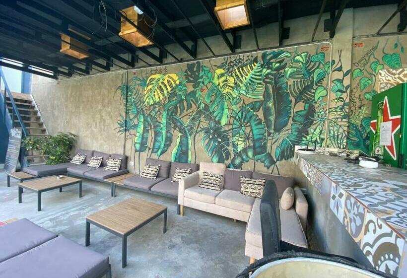 标准三人间共用浴室, La Casa Roja Hostel