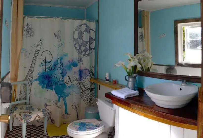 اتاق استاندارد با سرویس بهداشتی مشترک, La Guapa Hostel