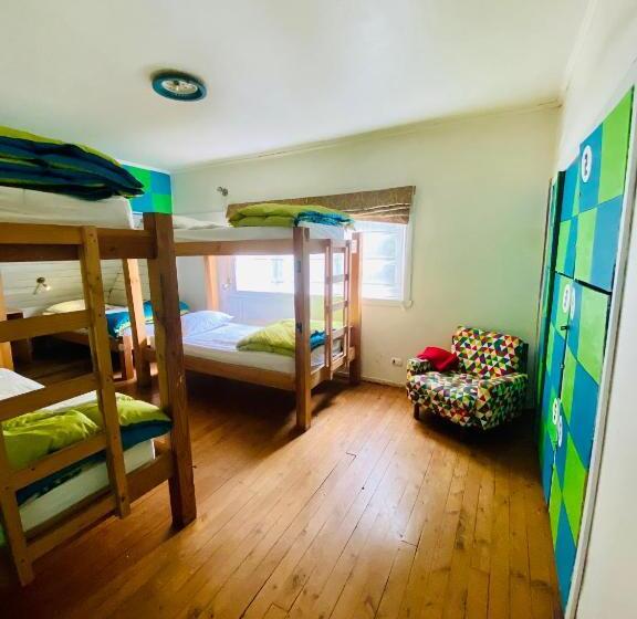 تختخواب در اتاق مشترک, La Guapa Hostel