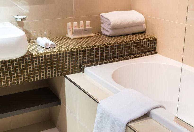 带露台的高档房间, Radisson Blu Hotel N Djamena