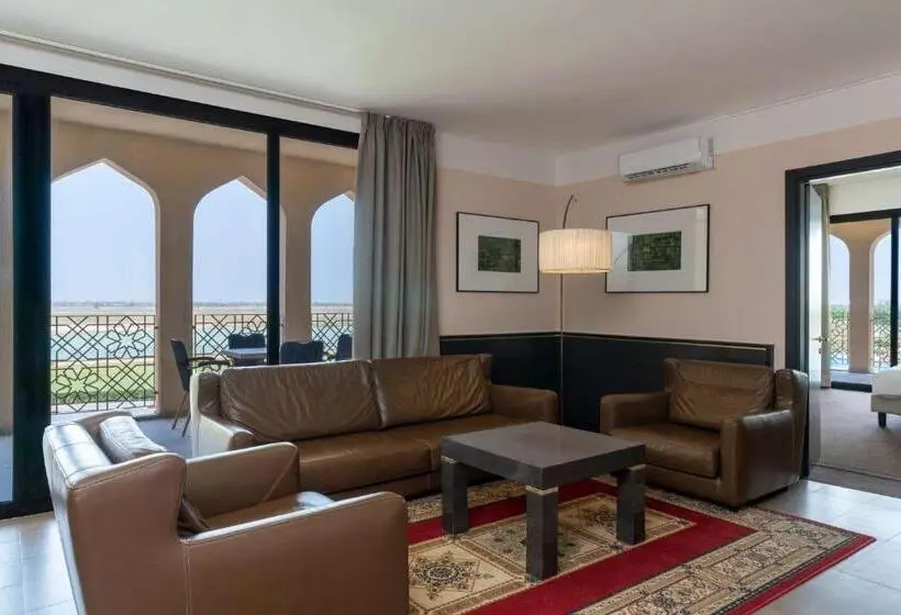 سوییت با چشم‌انداز استخر, Radisson Blu Hotel N Djamena