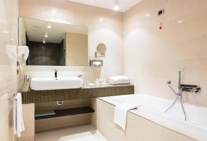 带泳池观景的豪华房, Radisson Blu Hotel N Djamena
