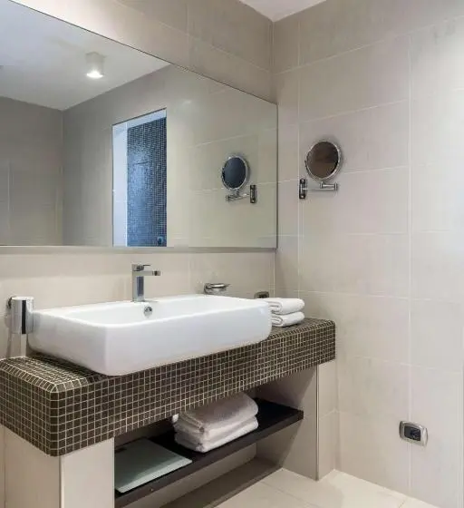 سوئیت با چشم‌انداز رودخانه, Radisson Blu Hotel N Djamena