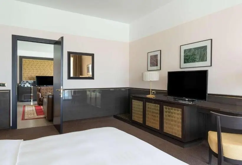 سوییت با چشم‌انداز استخر, Radisson Blu Hotel N Djamena