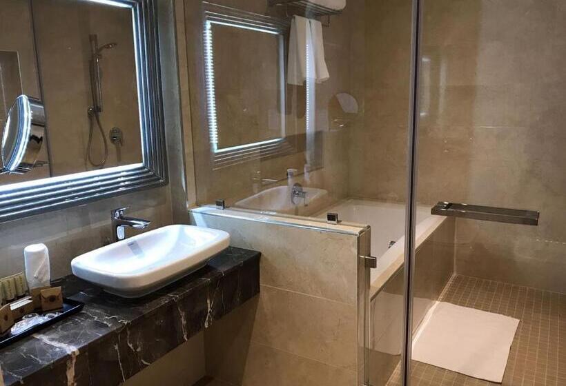 اتاق لوکس با چشم‌انداز دریا, The Grove Hotel & Conference Centre Bahrain