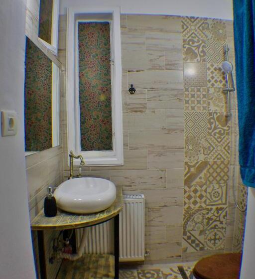 اتاق خانوادگی, Cloud 9 Living